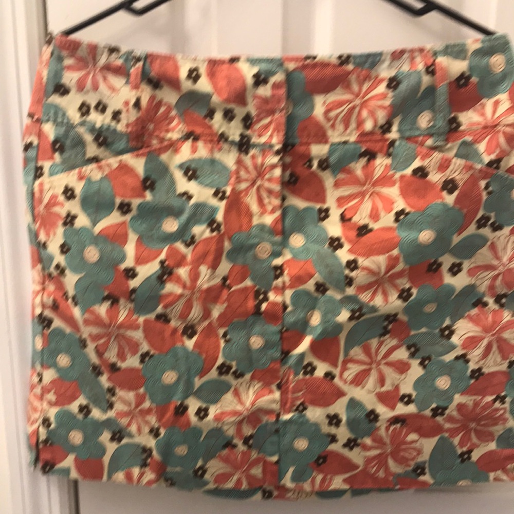 Super cute Anne Taylor Loft skirt, tan with a floral print